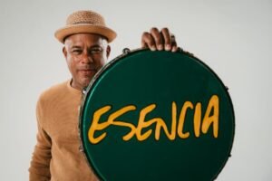 El Grupo Esencia al completo con sus instrumentos