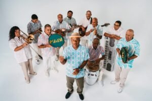 El Grupo Esencia al completo con sus instrumentos