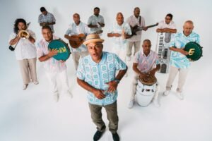 El Grupo Esencia al completo con sus instrumentos